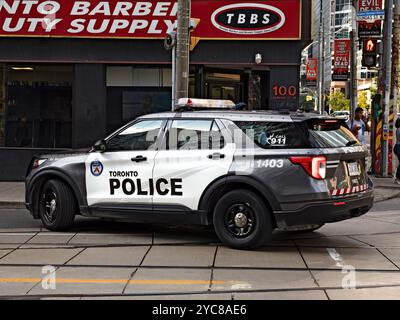 Toronto Canada / 20/09/ 2024. Un Toronto police Cruiser bloque une rue, protégeant une marche de protestation dans le centre-ville de Toronto. Banque D'Images