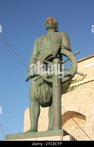 La statue de l'amiral Andreas Miaoulis sur le côté est du port à Hydra, en Grèce Banque D'Images