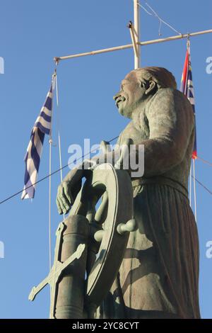 La statue de l'amiral Andreas Miaoulis sur le côté est du port à Hydra, en Grèce Banque D'Images