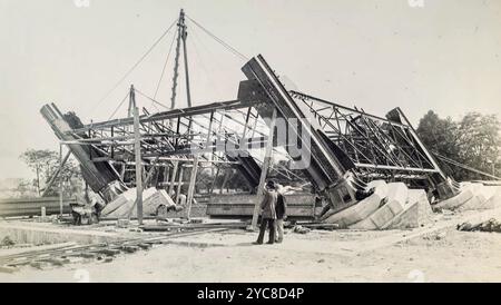 Un des piliers de la Tour Eiffel à Paris en construction. Aussi visible est le petit chemin de fer utilisé pour déplacer les matériaux. La tour devait être la pièce maîtresse de l'exposition parisienne de 1889 qui marquait le 100e anniversaire de la Révolution française. Il devait durer 20 ans mais a été sauvé par les expériences vécues par Gustave Eiffel, telles que la communication radio. Il est visité par 7 millions de personnes par an. La photo n'est pas datée mais la comparaison avec des photos datées met cela en été 1887. Banque D'Images