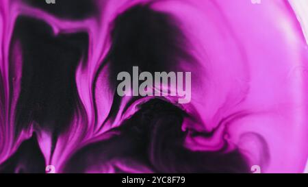 Déversement de peinture acrylique. Goutte d'encre. Flou néon rose violet couleur noire scintillante texture liquide mélange vague fond d'art abstrait. Banque D'Images