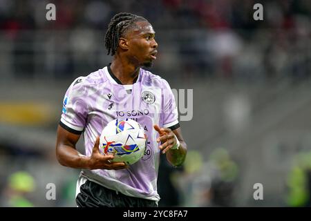 Milan, Italie. 19 octobre 2024. Kingsley Ehizibue (19 ans) d'Udinese vu lors du match de Serie A entre AC Milan et Udinese à San Siro à Milan. Banque D'Images