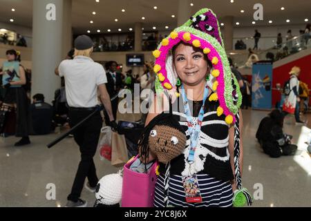 20 octobre 2024, New York, New York, États-Unis : des milliers de personnes assistent à la New York Comic Con au Jacob Javits Center, beaucoup portent des costumes et des accessoires fabriqués par eux-mêmes comme la femme qui va sous le surnom le petit Crafter. Certains enregistraient des vidéos pour Instagram et TikTok. (Crédit image : © Lev Radin/Pacific Press via ZUMA Press Wire) USAGE ÉDITORIAL SEULEMENT! Non destiné à UN USAGE commercial ! Banque D'Images