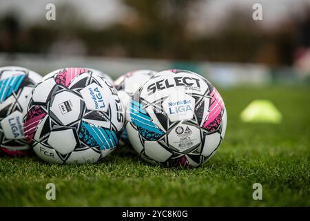 Roskilde, Danemark. 18 octobre 2024. Match ball de Select the NordicBet Liga match entre FC Roskilde et Odense BK à Roskilde Idraetspark à Roskilde. Banque D'Images