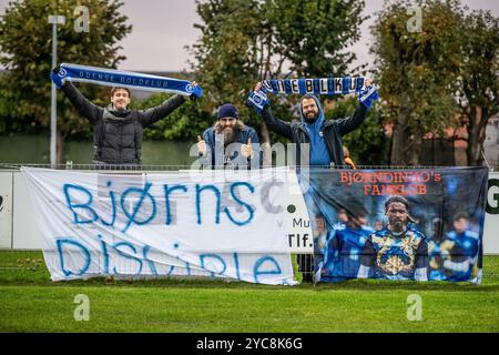 Roskilde, Danemark. 18 octobre 2024. Les fans de football d'Odense BK vus au NordicBet Liga match entre le FC Roskilde et Odense BK à Roskilde Idraetspark à Roskilde. Banque D'Images