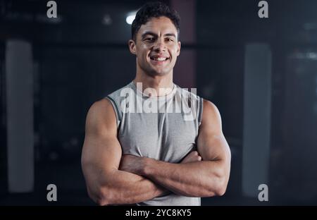 Gym, fitness et portrait confiant de l'homme avec le sourire, la fierté et l'engagement à l'entraînement du corps. Bodybuilder, athlète et boxeur au club mma pour l'exercice Banque D'Images