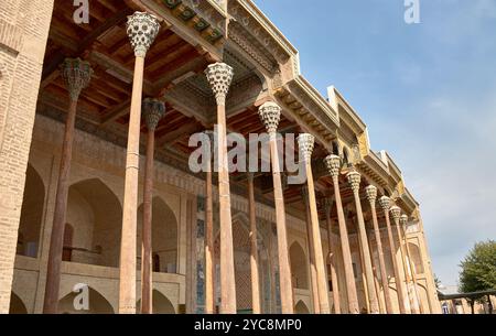 L'ancienne mosquée avec des colonnes en bois sculptées de façon complexe à Boukhara, Ouzbékistan, est un exemple étonnant de l'architecture islamique traditionnelle. Banque D'Images