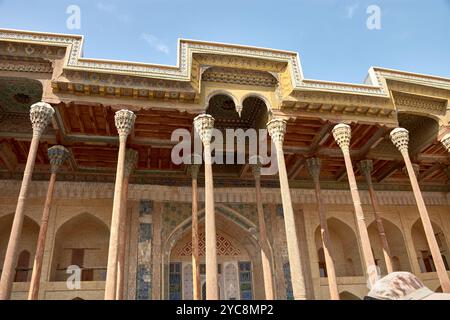 L'ancienne mosquée avec des colonnes en bois sculptées de façon complexe à Boukhara, Ouzbékistan, est un exemple étonnant de l'architecture islamique traditionnelle. Banque D'Images