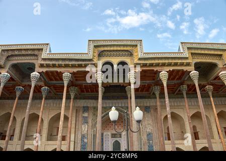 L'ancienne mosquée avec des colonnes en bois sculptées de façon complexe à Boukhara, Ouzbékistan, est un exemple étonnant de l'architecture islamique traditionnelle. Banque D'Images