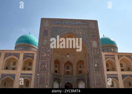 La mosquée Kalon, située au cœur de Boukhara, en Ouzbékistan, est une pièce monumentale de l'architecture islamique et l'un des touris les plus visités de la ville Banque D'Images