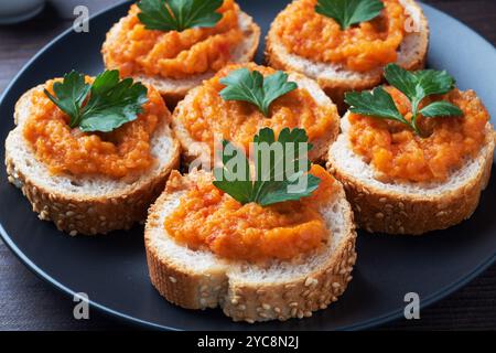 Sandwichs avec pain courgettes caviar tomates oignons. Plats végétariens faits maison. Fond en bois de légumes cuits en conserve gros plan Banque D'Images
