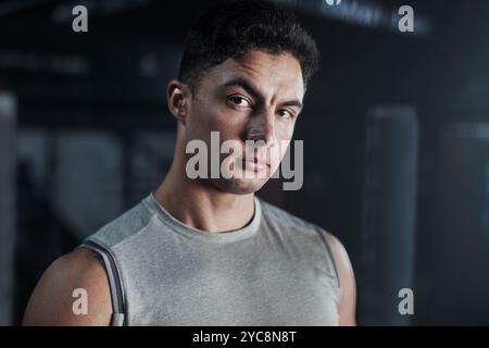 Gym, fitness et portrait de l'homme avec confiance, fierté et engagement à l'entraînement du corps sain. Bodybuilder, athlète ou visage sérieux de boxeur au mma Banque D'Images