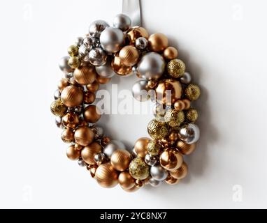 Une couronne de noël traditionnelle faite de boules et un ruban sur un fond isolé - rendu 3D. Banque D'Images
