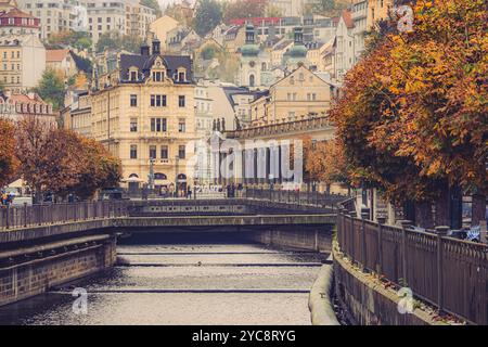 Belle vue de carte postale du centre de Karlovy Vary, République tchèque, avec ses superbes bâtiments thermaux du 19ème siècle aux couleurs pittoresques de l'automne Banque D'Images