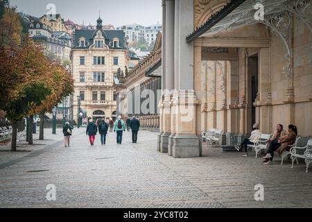 Belle vue de carte postale du centre de Karlovy Vary, République tchèque, avec ses superbes bâtiments thermaux du 19ème siècle aux couleurs pittoresques de l'automne Banque D'Images