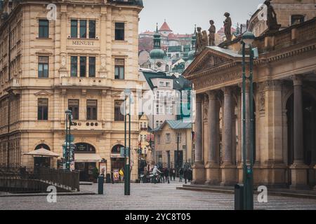 Belle vue de carte postale du centre de Karlovy Vary, République tchèque, avec ses superbes bâtiments thermaux du 19ème siècle aux couleurs pittoresques de l'automne Banque D'Images