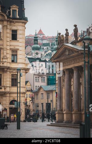 Belle vue de carte postale du centre de Karlovy Vary, République tchèque, avec ses superbes bâtiments thermaux du 19ème siècle aux couleurs pittoresques de l'automne Banque D'Images