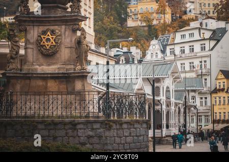 Belle vue de carte postale du centre de Karlovy Vary, République tchèque, avec ses superbes bâtiments thermaux du 19ème siècle aux couleurs pittoresques de l'automne Banque D'Images