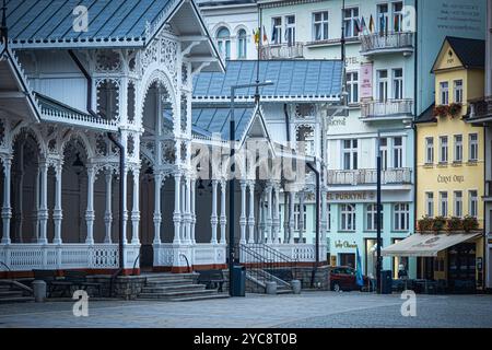 Belle vue de carte postale sur le centre de Karlovy Vary, en République tchèque, avec ses superbes bâtiments thermaux du 19ème siècle tels que le Market Colonnade Banque D'Images