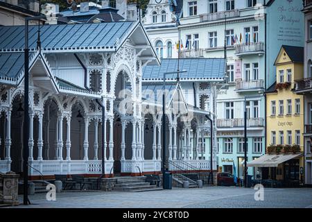 Belle vue de carte postale sur le centre de Karlovy Vary, en République tchèque, avec ses superbes bâtiments thermaux du 19ème siècle tels que le Market Colonnade Banque D'Images