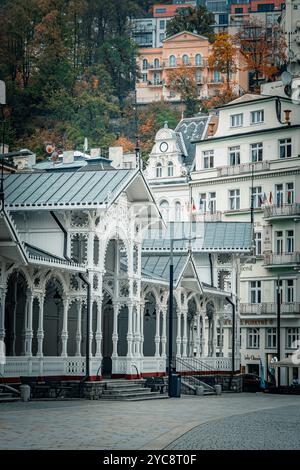 Belle vue de carte postale sur le centre de Karlovy Vary, en République tchèque, avec ses superbes bâtiments thermaux du 19ème siècle tels que le Market Colonnade Banque D'Images