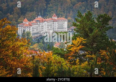 Vue de carte postale du légendaire Imperial Spa Hotel à Karlovy Vary, République tchèque, idéalement situé sur une colline surplombant la vaste forêt de Bohême Banque D'Images