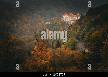 Vue de carte postale du légendaire Imperial Spa Hotel à Karlovy Vary, République tchèque, idéalement situé sur une colline surplombant la vaste forêt de Bohême Banque D'Images