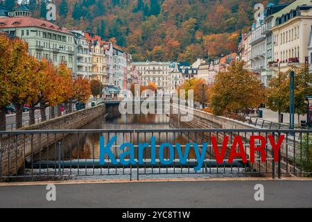 Belle vue de carte postale du centre de Karlovy Vary, République tchèque, avec ses superbes bâtiments thermaux du 19ème siècle aux couleurs pittoresques de l'automne Banque D'Images