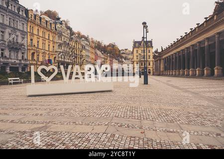 Belle vue de carte postale du centre de Karlovy Vary, République tchèque, avec ses superbes bâtiments thermaux du 19ème siècle aux couleurs pittoresques de l'automne Banque D'Images