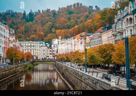 Belle vue de carte postale du centre de Karlovy Vary, République tchèque, avec ses superbes bâtiments thermaux du 19ème siècle aux couleurs pittoresques de l'automne Banque D'Images