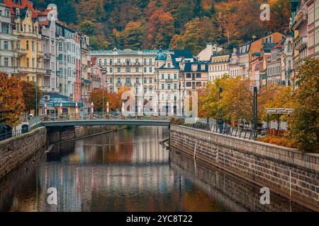 Belle vue de carte postale du centre de Karlovy Vary, République tchèque, avec ses superbes bâtiments thermaux du 19ème siècle aux couleurs pittoresques de l'automne Banque D'Images