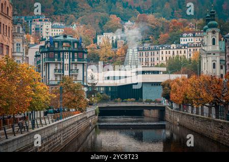 Belle vue de carte postale du centre de Karlovy Vary, République tchèque, avec ses superbes bâtiments thermaux du 19ème siècle aux couleurs pittoresques de l'automne Banque D'Images