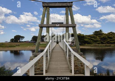 Enjambant la rivière Erskine, le Swing Bridge donne un accès piéton à la plage, Lorne, Victoria, Australie, Océanie Banque D'Images