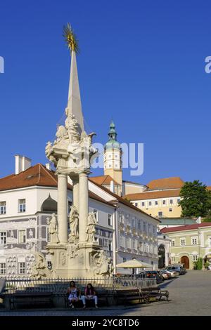 Place du marché avec hôtel de ville, fontaine Pomona et colonne de la Trinité, église St Venceslas, vieille ville, Mikulov, quartier Breclav, région de Jihomoravsky, Sout Banque D'Images