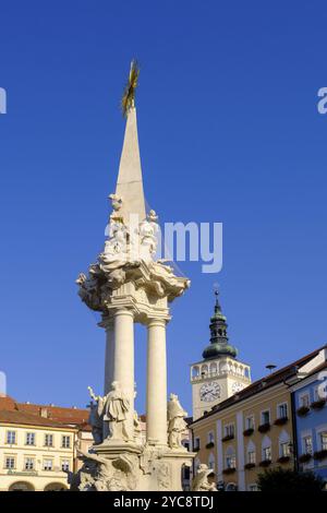 Place du marché avec hôtel de ville, fontaine Pomona et colonne de la Trinité, église St Venceslas, vieille ville, Mikulov, quartier Breclav, région de Jihomoravsky, Sout Banque D'Images