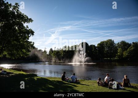 Temps libre près de la fontaine à Vondelpark - Amsterdam, pays-Bas Banque D'Images