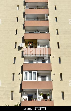 Appartement post-soviétique de blocs construits à l'époque communiste, immeubles d'appartements en béton Banque D'Images