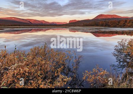 Montagnes reflétées dans le lac, couleurs d'automne, humeur nuageuse, lumière du matin, aube, Nikkaluokta, Laponie, Laponie, Suède, Europe Banque D'Images