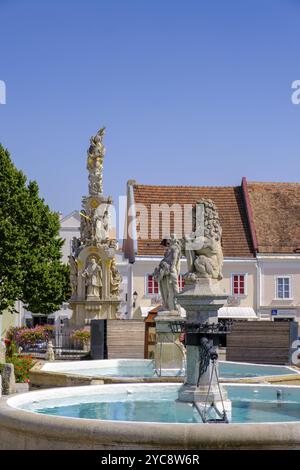 Fontaine et colonne de la Sainte Trinité, place principale, Retz, Weinviertel, basse-Autriche, Autriche, Europe Banque D'Images