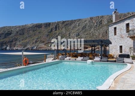 Piscine luxueuse avec vue sur la mer et la montagne par temps glorieux, Hôtel Kyrimai, Geromilenas, Mani, Laconia, Péloponnèse, Grèce, Europe Banque D'Images