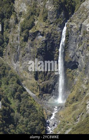 Aérienne d'une cascade alpine inconnue près du parc national Arthurs Pass, côte ouest, île du Sud Banque D'Images