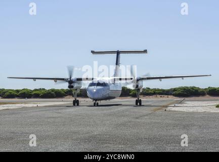 Un avion bimoteur court-courrier sur la voie de circulation, Monkey Mia, WA, Australie, Océanie Banque D'Images