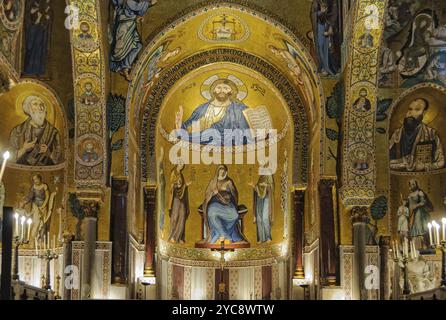 Mosaïque médiévale de style byzantin du Christ Pantocrator au-dessus de l'autel de la chapelle palatine (Cappella Palatina), Palerme, Sicile, Italie, 20 octobre 2 Banque D'Images