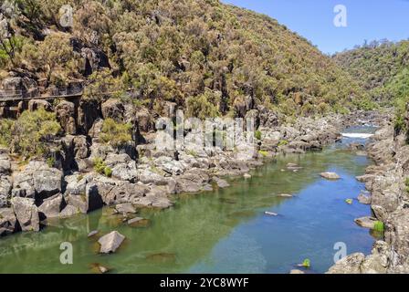 South Esk River au-dessus du premier bassin dans Cataract gorge, Launceston, Tasmanie, Australie, Océanie Banque D'Images