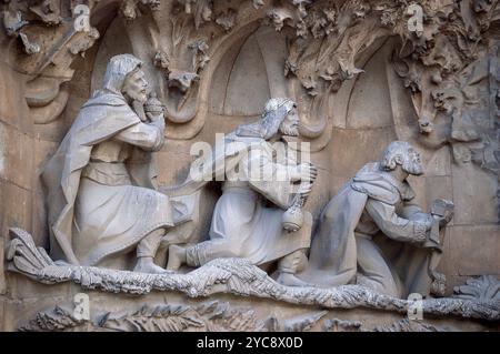 La statue de trois sages sur la façade de la Sagrada Familia à Barcelone, Espagne, Europe Banque D'Images