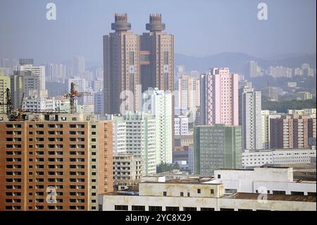 07.08.2012, Pyongyang, Corée du Nord, Asie, vue sur les gratte-ciel avec les tours jumelles de l'hôtel Koryo au centre du capi nord-coréen Banque D'Images