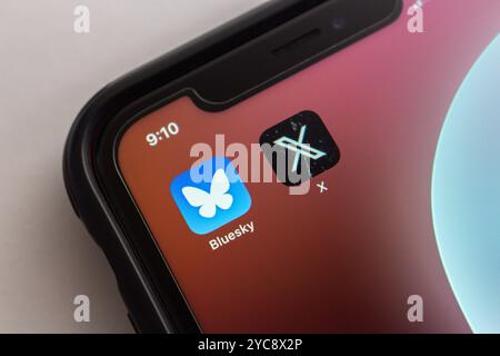 Mexico, MEXIQUE - 22 octobre 2024 : Bluesky social et l'application X sont affichées sur l'écran d'un iPhone. Banque D'Images