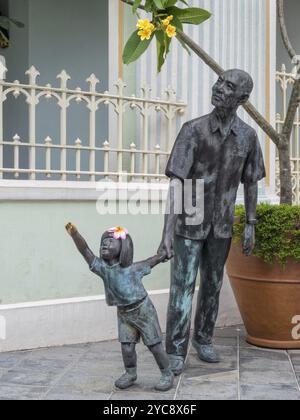 Sculpture en bronze de Chern Lian Shan (2000) d'un homme âgé tenant la main d'une jeune fille, Singapour, Asie Banque D'Images