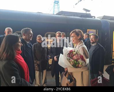 Kiew, Ukraine. 22 octobre 2024. Bettina Stark-Watzinger (centre R, FDP), ministre fédérale de l'éducation et de la recherche, à son arrivée à Kiev. Le ministre de l’éducation se rend dans la capitale ukrainienne Kiev pour la deuxième fois depuis l’invasion russe en 2022. Au cours de cette visite, un nouvel accord de coopération scientifique et technologique sera signé. Crédit : Andreas Stein/dpa/Alamy Live News Banque D'Images