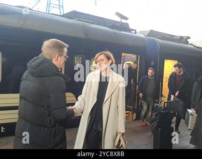 Kiew, Ukraine. 22 octobre 2024. Bettina Stark-Watzinger (M, FDP), ministre fédérale de l'éducation et de la recherche, à son arrivée à Kiev. Le ministre de l’éducation se rend dans la capitale ukrainienne Kiev pour la deuxième fois depuis l’invasion russe en 2022. Un nouvel accord de coopération scientifique et technologique sera signé au cours de cette visite. Crédit : Andreas Stein/dpa/Alamy Live News Banque D'Images